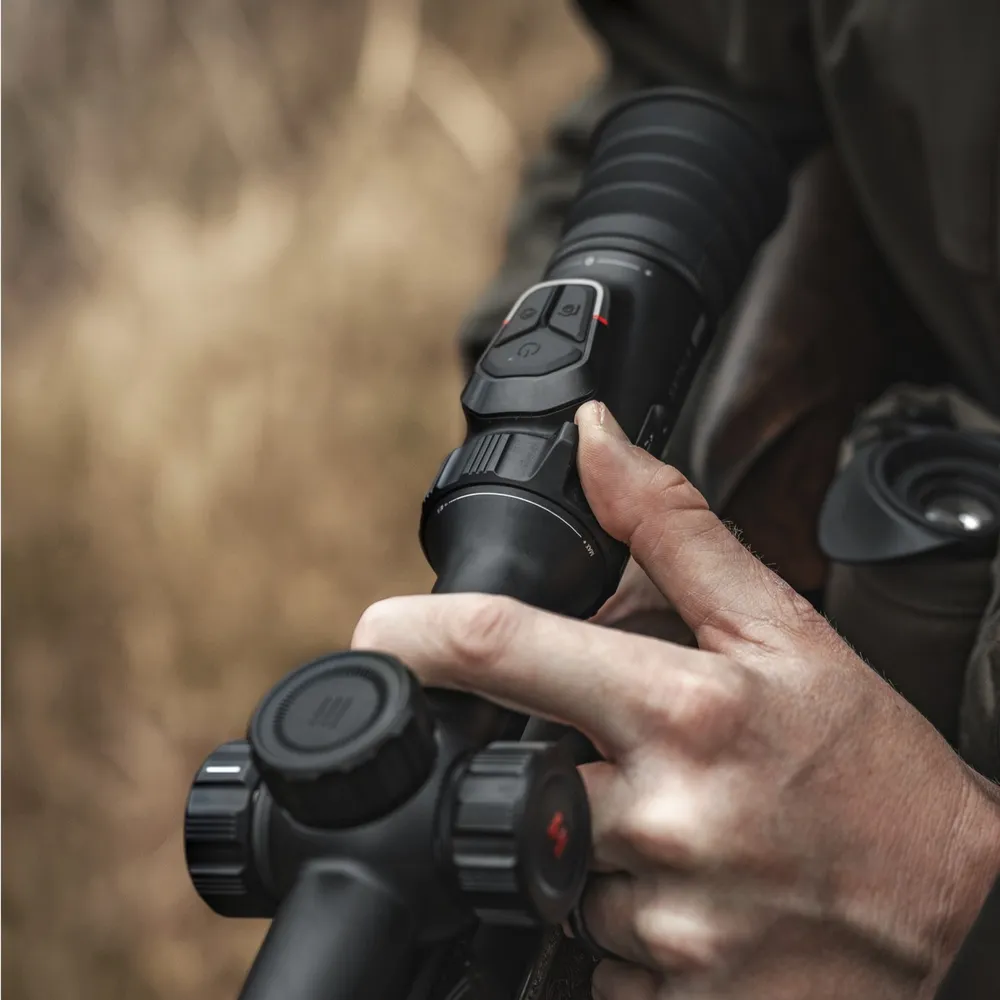 HIKMICRO Stellar SQ50L 4.0 – tylne pokrętło zoomu, wieżyczki i gniazdo akumulatora 18650